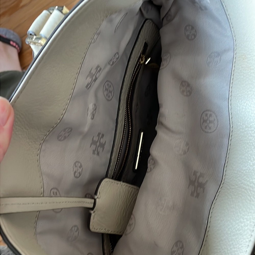 Tory Burch Cross body bag. Like new - Picture 4 of 4